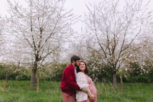 séance photo grossesse au printemps à Villeneuve d'Ascq sous les cerisiers en fleurs