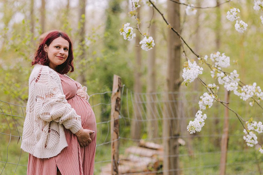 séance photo grossesse au printemps à Villeneuve d'Ascq sous les cerisiers en fleurs