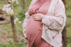 séance photo grossesse au printemps à Villeneuve d'Ascq sous les cerisiers en fleurs