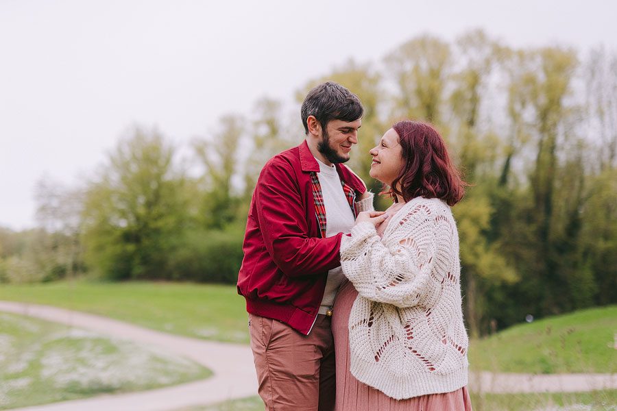 séance photo grossesse au printemps à Villeneuve d'Ascq sous les cerisiers en fleurs