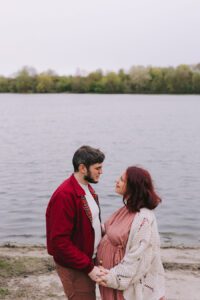 séance photo grossesse au printemps à Villeneuve d'Ascq sous les cerisiers en fleurs