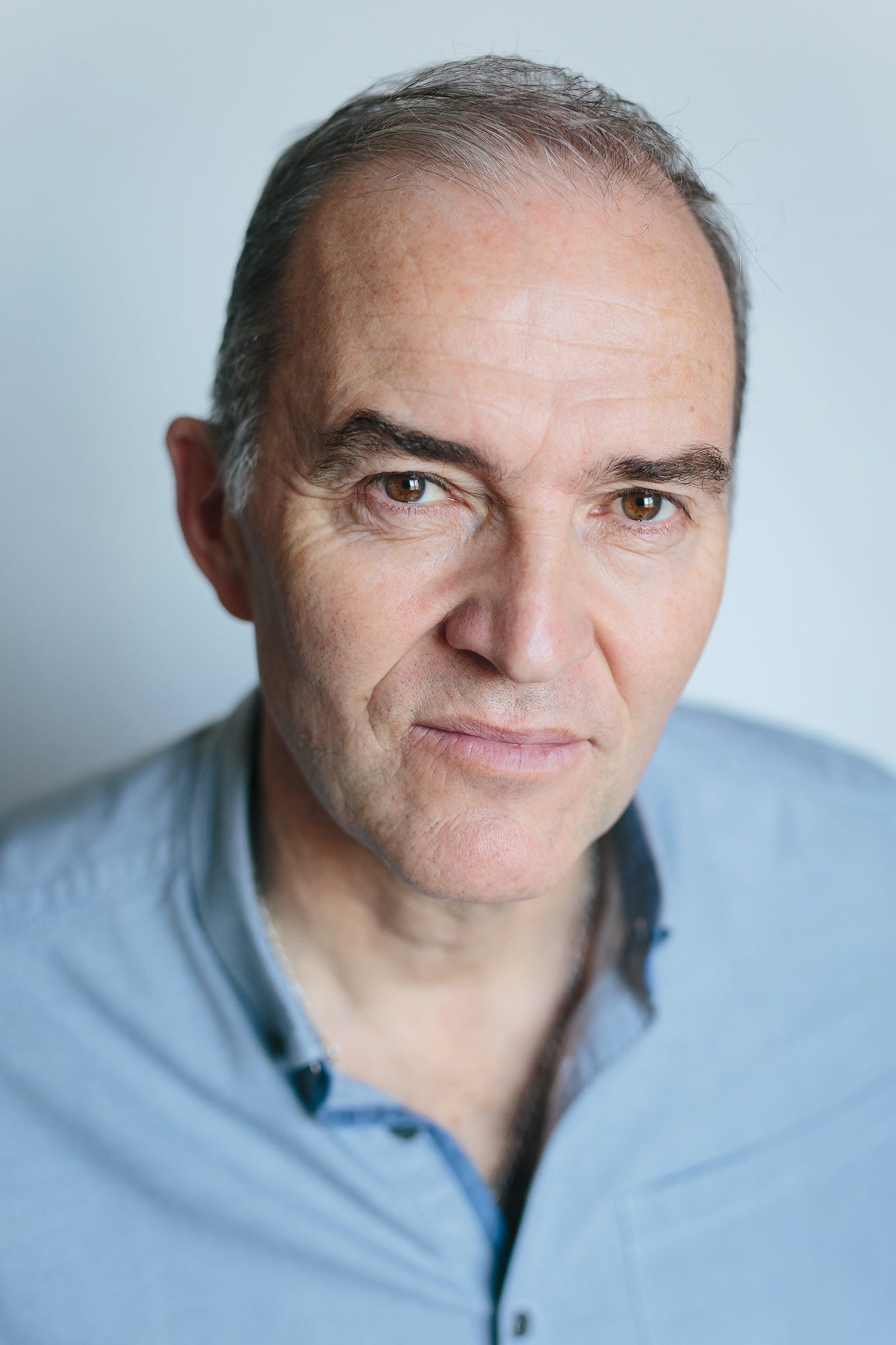 Portrait sur fond blanc pour un book d'acteur