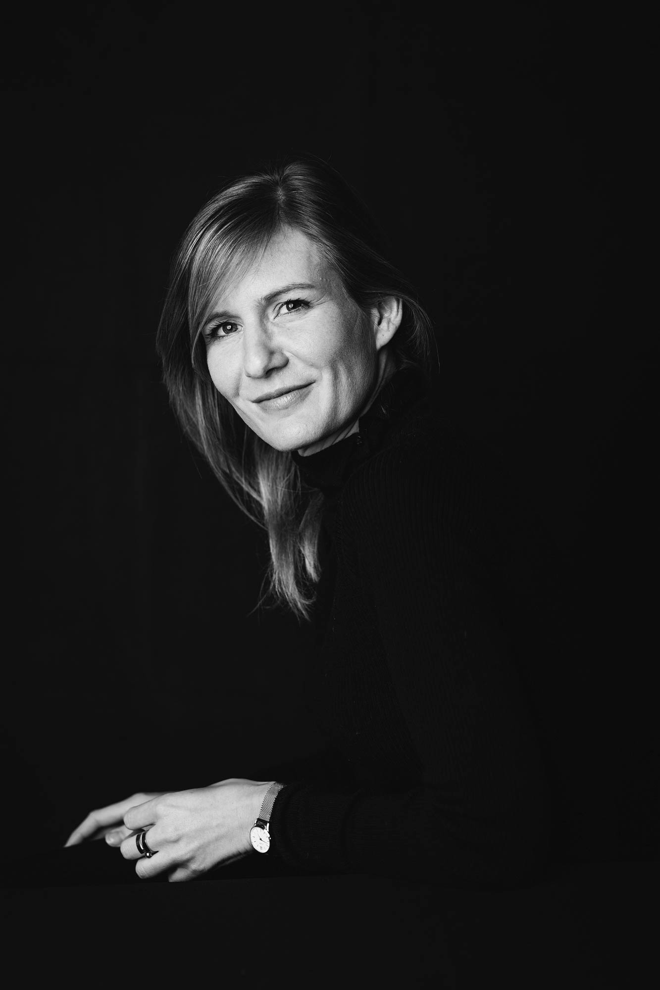 Portrait studio en noir et blanc sur fond noir